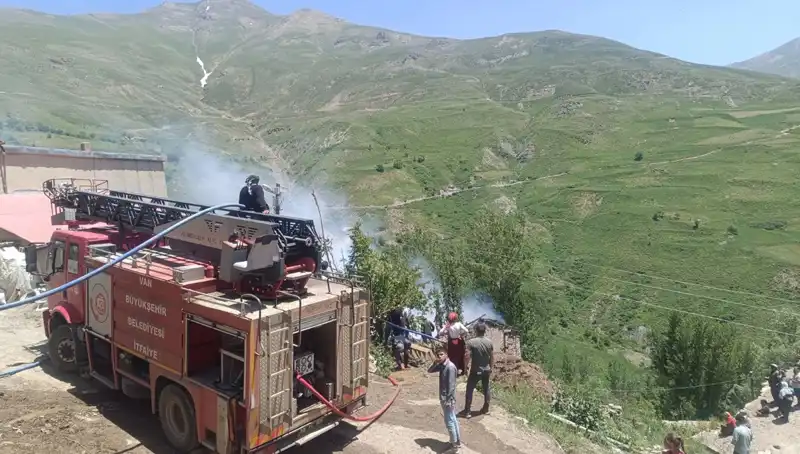 Van'da Evde Çıkan Yangında Küçük Bir Çocuğun Hayatını Kaybetmesi Üzüntü Yarattı