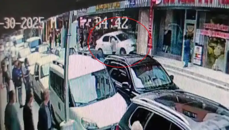 Alkollü Sürücü Mağazaya Dalınca İki Çocuk Hayatlarını Kurtardı