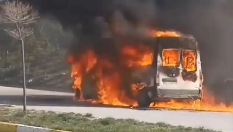 Havalimanı Servis Aracında Korkutan Yangın: Personel Panik İçinde