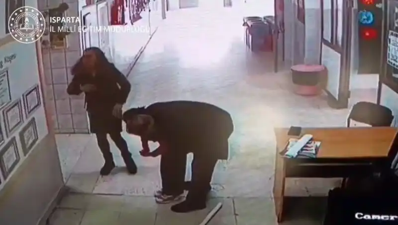 İlkokulda Öğrencisini Heimlich Manevrası ile Kurtaran Öğretmen: O Anlar