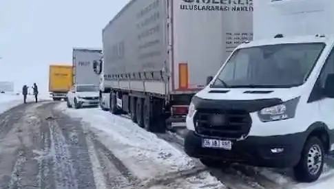 Kars-Ardahan Karayolunda TIR'lar Kar Sefaletine Kapıldı