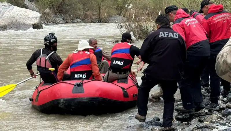 Zap Suyu Kenarında Mahsur Kalan Dört Kişi, Split Kurtarma Ekibi Tarafından Kurtarıldı