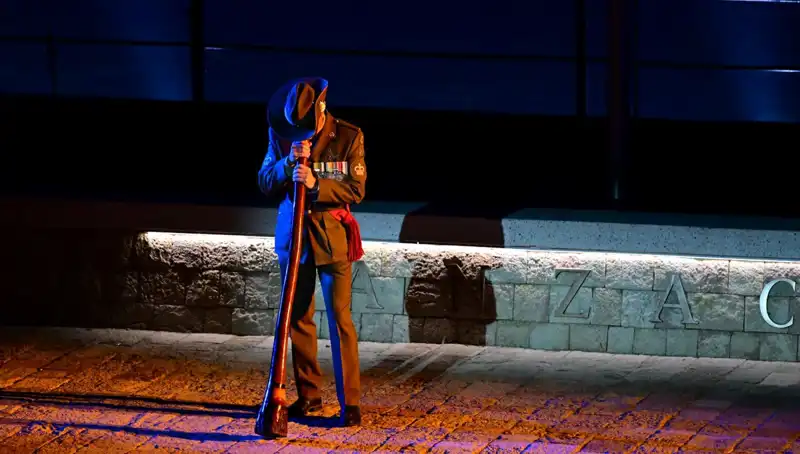 Anzak Koyu'nda Duygu Dolu Bir "Şafak Ayini" Gerçekleşti