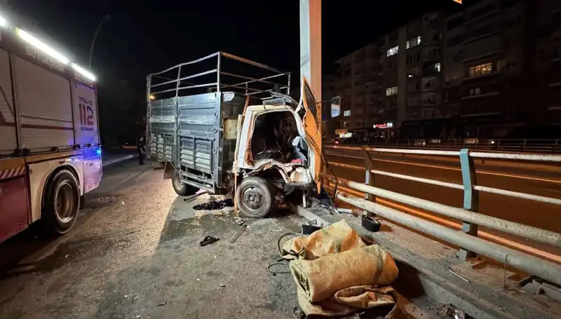 Kamyonet Yön Tabelasına Çarptı: Sürücünün Durumu Merak Ediliyor