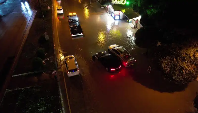 Adana’da Sağanak Yağış Sonrası Cadde ve Yollar Sular Altında Kaldı