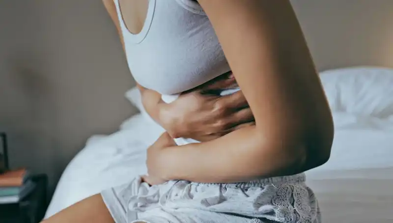 22 Yaşındaki Genç Kadının Bağırsak Kanseri Hikayesi: Görmezden Gelinen Belirtiler
