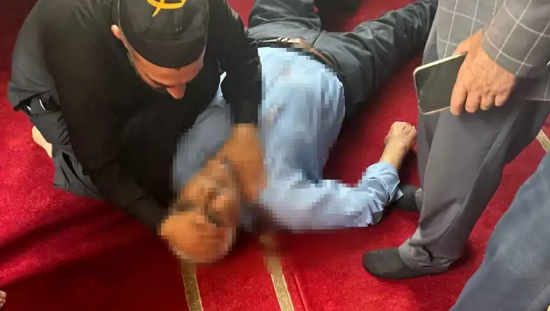 Camide Namaz Sırasında Yaşanan Bıçaklı Saldırı Olayı Korkuttu