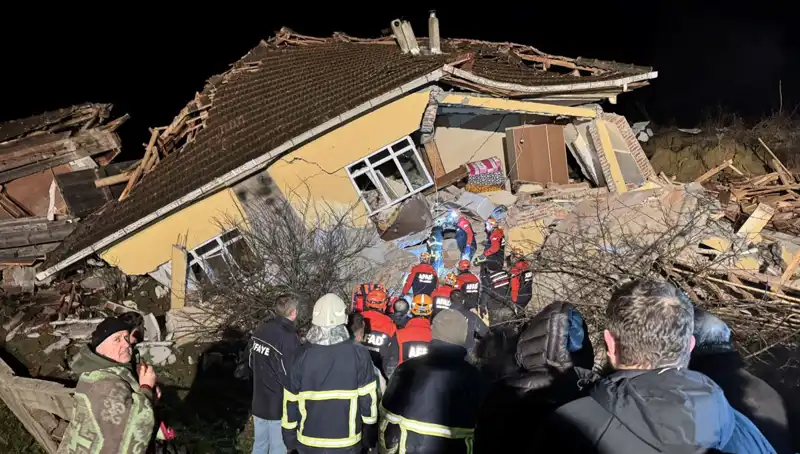 Sinop'ta Fırtına Sonrası Heyelan: 3 Ev Yıkıldı, Vatandaşlar Tahliye Edildi