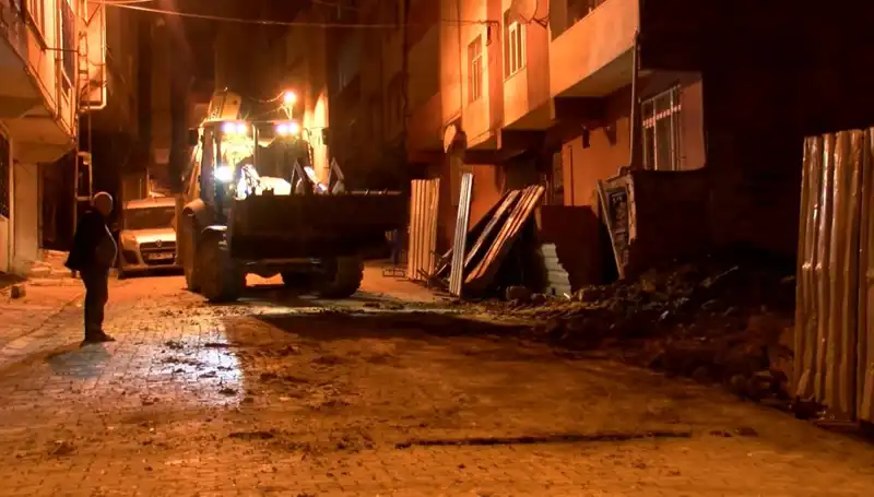 Bağcılar’da Yana Doğru Eğilen Bina Boşaltıldı: Düşük Riskli Sağlık Kontrolü Yapıldı