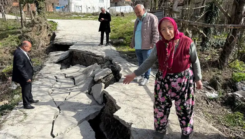 Diken Üstünde 130 Haneli Mahallede Heyelan Korkusu: Yol Çöktü