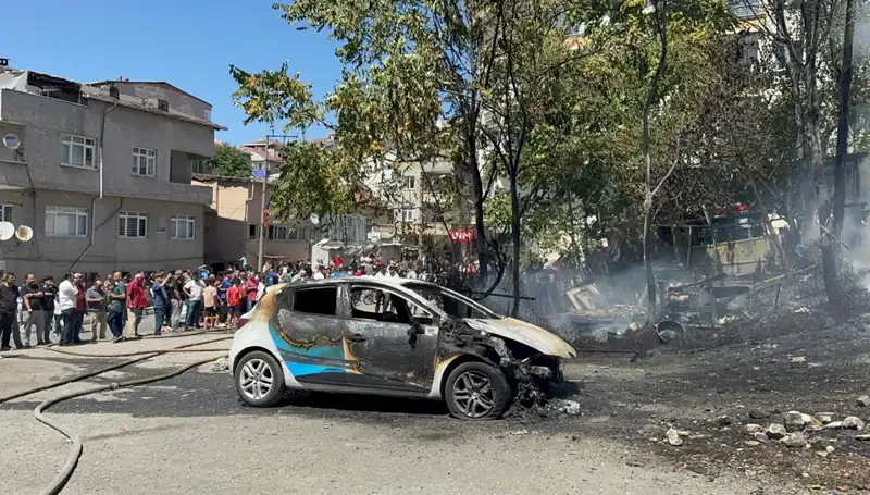 Gecekonduda Çıkan Yangın, Park Halindeki Aracı Alevlere Teslim Etti
