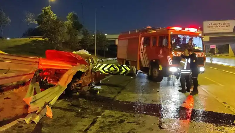 Bariyer Otomobile Saplandı: Sürücünün Hayatı Kendi Elinde!