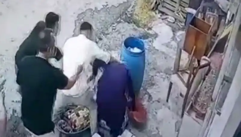 Başakşehir'de Baba ve Oğul İşlek Yolda Darbeye Uğrayan Kadınla İlgili Olay Gündem Oluyor