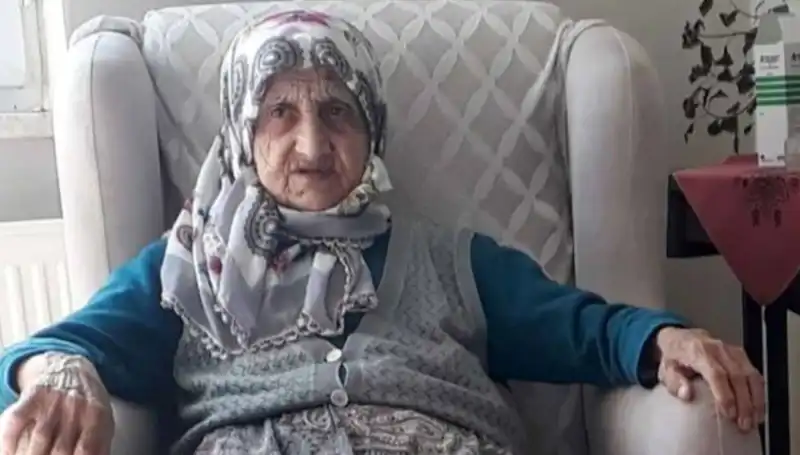 Yaşlı Kadına Çarpan Otomobil: Kaza Anı Güvenlik Kameralarına Yansıdı