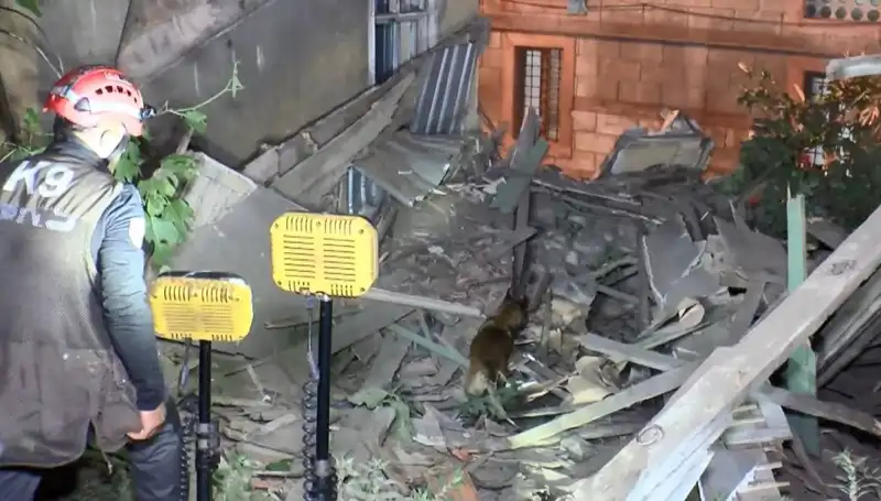İstanbul'da Deprem Sonrası Çöken Bina, Neleri Gözler Önüne Serdi?