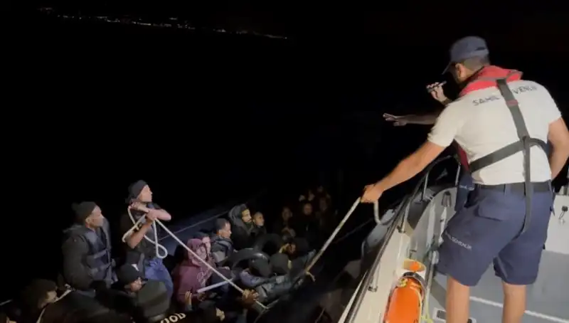 Çeşme Açıklarında Dram: 42 Kaçak Göçmen Denizde Sürüklenirken Kurtarıldı