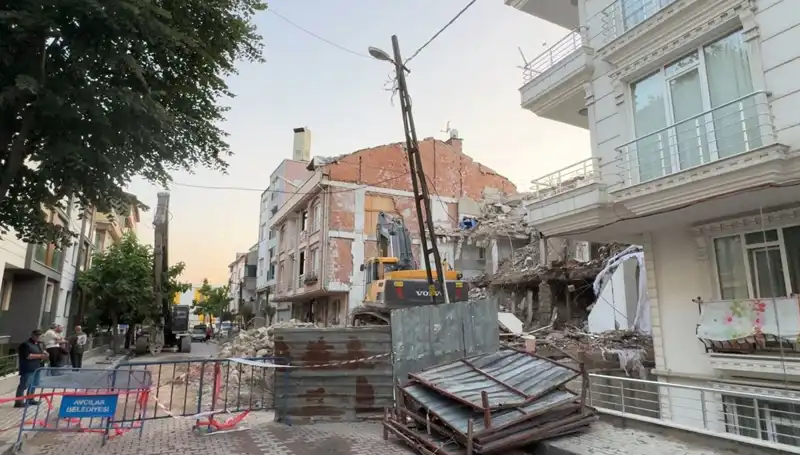 Yıkım İşlemleri Sırasında Elektrik Kabloları Koptu, İki Sokak Karanlıkta Kaldı