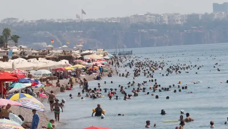 Antalya Plajlarında Sıcaklık Rekoru: Deniz Suyu 30 Dereceyi Geçti!