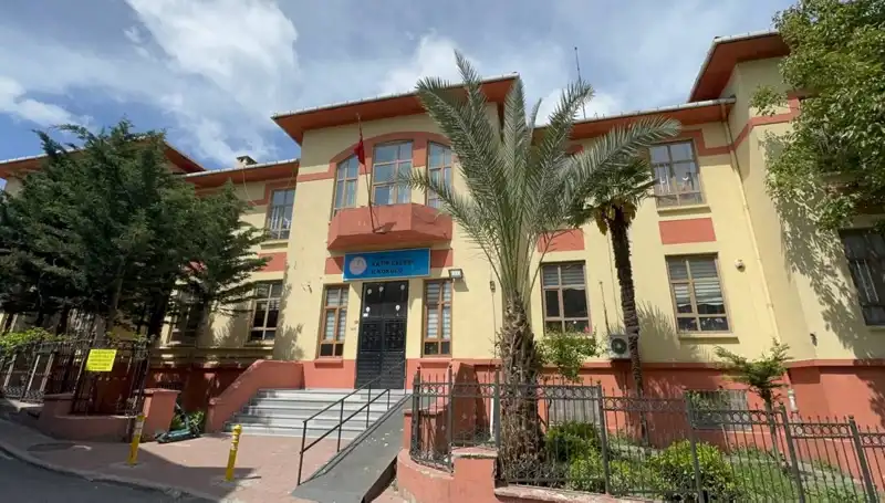 Depremde Hasar Gören Okulların Boşaltılması: Öğrenciler İçin Yeni Çözümler