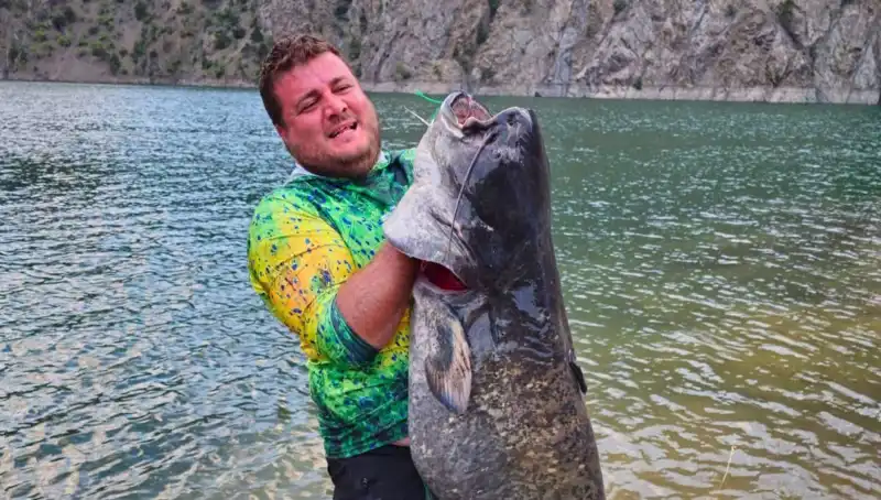 Amatör Balıkçılar Baraj Gölünde 100 Kilo Ağırlığında Balık Yakaladı!
