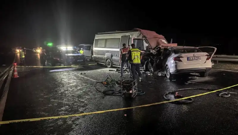 Minibüs Kazasında Yangın Çıktı: 1 Kişi Hayatını Kaybetti, 1 Kişi Yaralandı