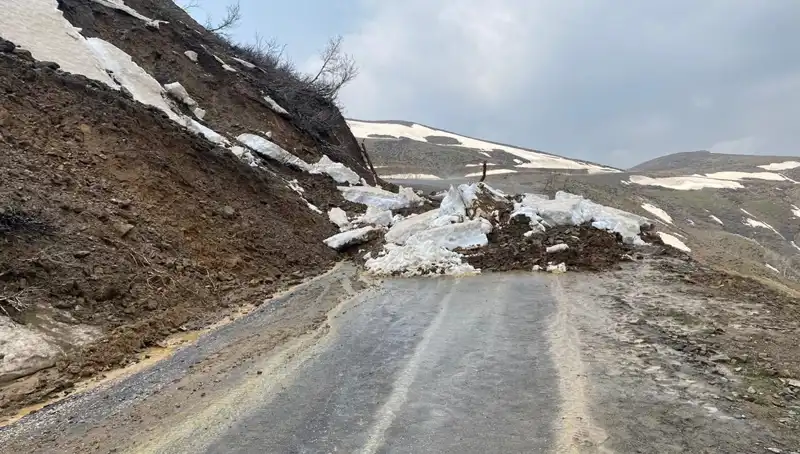 Muş'ta Heyelan Sonrası Kapanan Köy Yolu Yeniden Ulaşima Açıldı