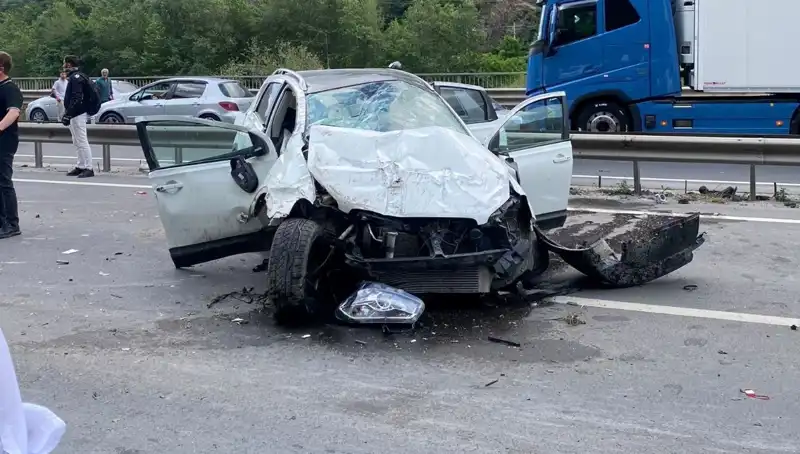 Yolda Dehşet Anları: Araç Beton Kanala ve Bariyerlere Çarptı, Üç Yaralı
