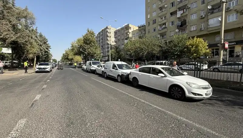 Diyarbakır'da 5 Araç Birbirine Girdi: Kaza Anı Ve Ayrıntılar