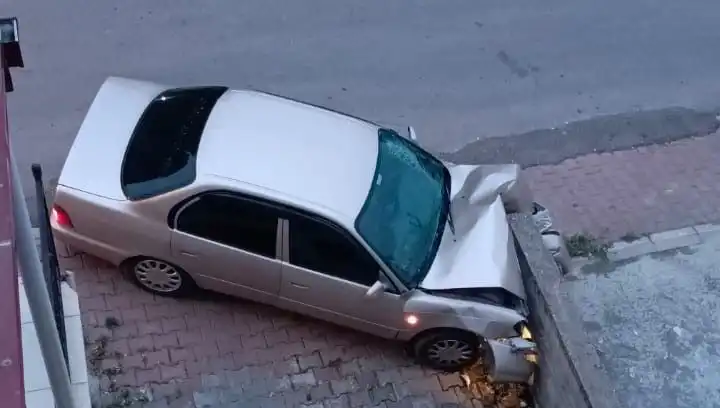 Kontrolü Kaybeden Araç Duvara Çarptı: Kaza Anı ve Olayın Perde Arkası
