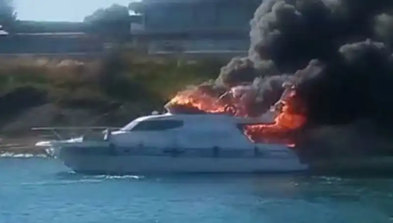 Çeşme Marina'da Motoryat Yangını: Ekipler Olay Yerinde!