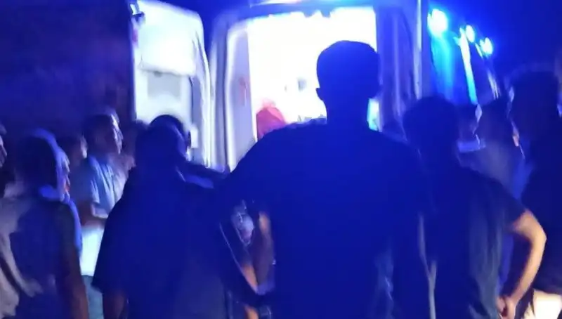 Uçuruma Yuvarlanan Otomobilin Sürücüsü Yaşam Mücadelesi Veriyor