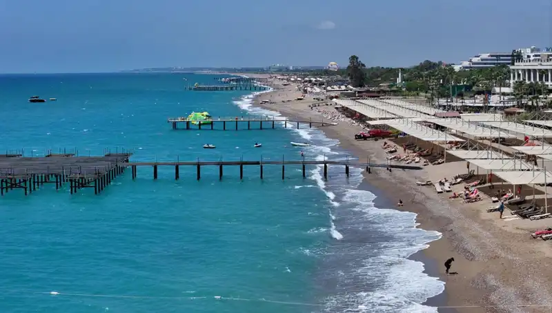 Antalya Sahillerinde Güneşli Hava: Yaz Keyfini Çıkarın!