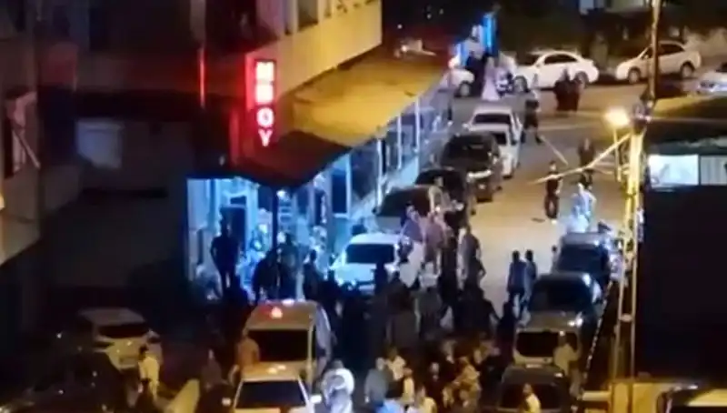 Düğün Kutlamasında Şok: Gelin Damat Aracını Kalabalığın İçine Sürdü!
