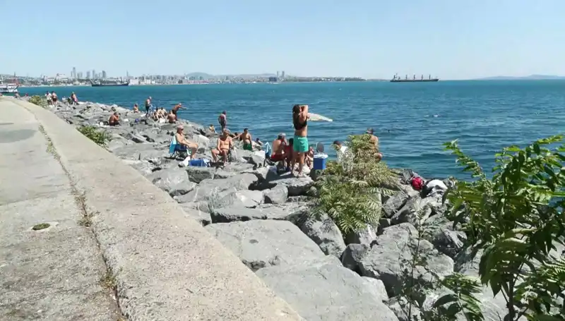 Hava Sıcakları Artınca İstanbullular Sahile Akın Etti