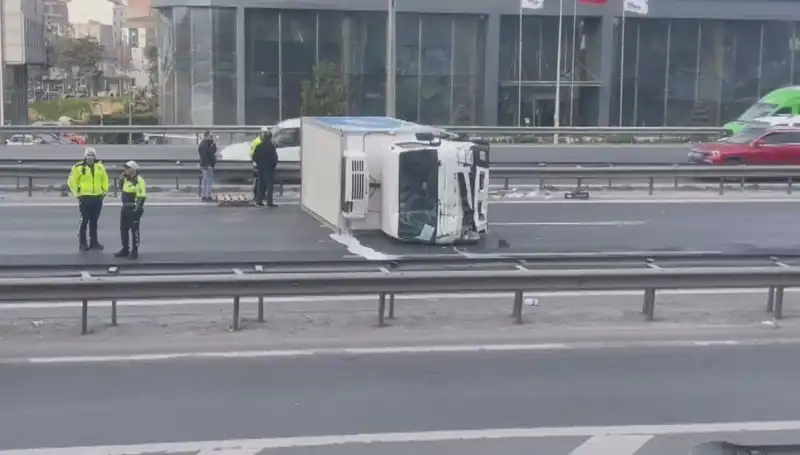 Basın Ekspress Yolunda Kamyonet Devrildi: Trafik Alt Üst Oldu