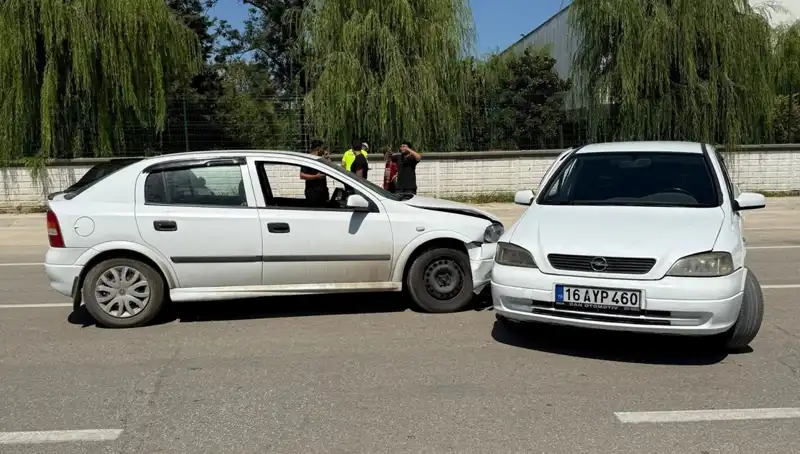 İki Otomobil Çarpıştı: Dikkat Çeken Kaza Ayrıntıları ve Yaralılar
