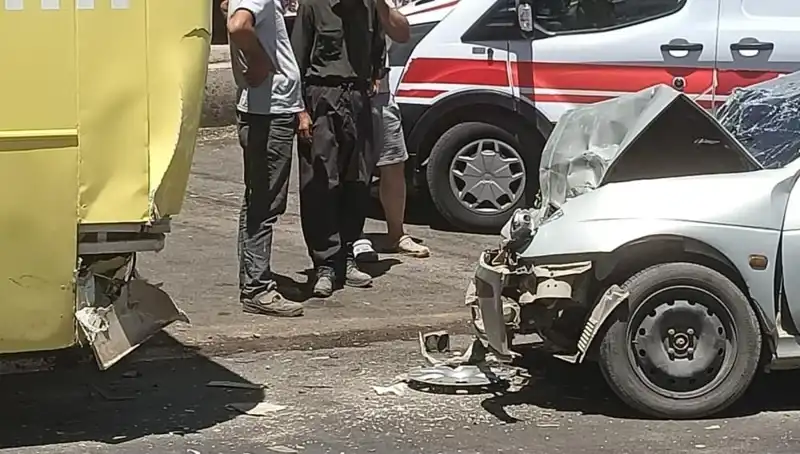 Halk Otobüsü ile Otomobil Çarpıştı: İki Yaralı Vatandaş Hastaneye Kaldırıldı