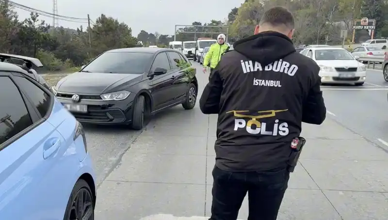 Emniyet Şeridi İhlali: Araç Alev Aldı, Sürücü Şansını Sınadı