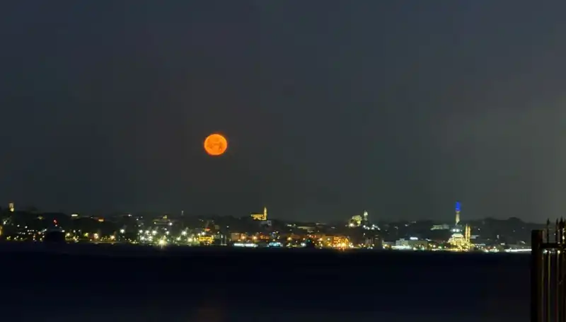 İstanbul'da Çilek Dolunayı: Şehirdeki Büyüleyici Manzaralar