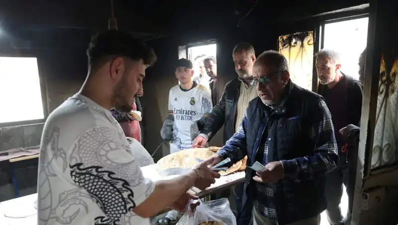 Ekmek İçin 7 Kilometre Yürüyüş: Saat 15.00'de Yoğunluk Başlıyor!