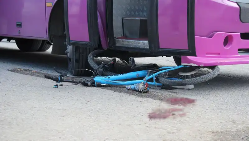 Çocuk Bisikletiyle Yol Ortasında Hayatını Kaybetti: Otobüs Kazası Detayları