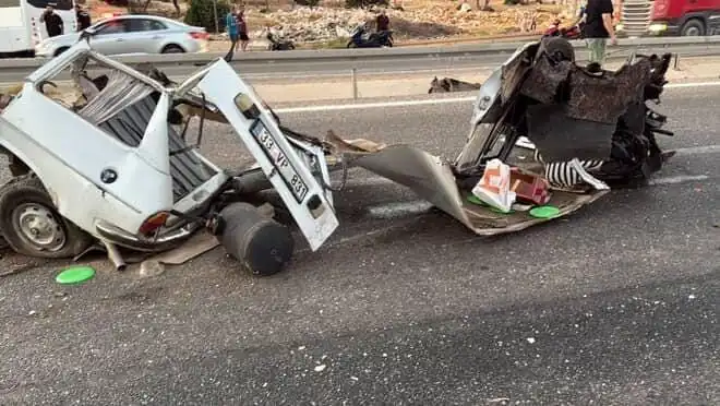 Bariyere Çarpan Araç Kaza Sonucu Hurda Yığınına Dönüştü: Bir Can Gitti, Bir Yaralı