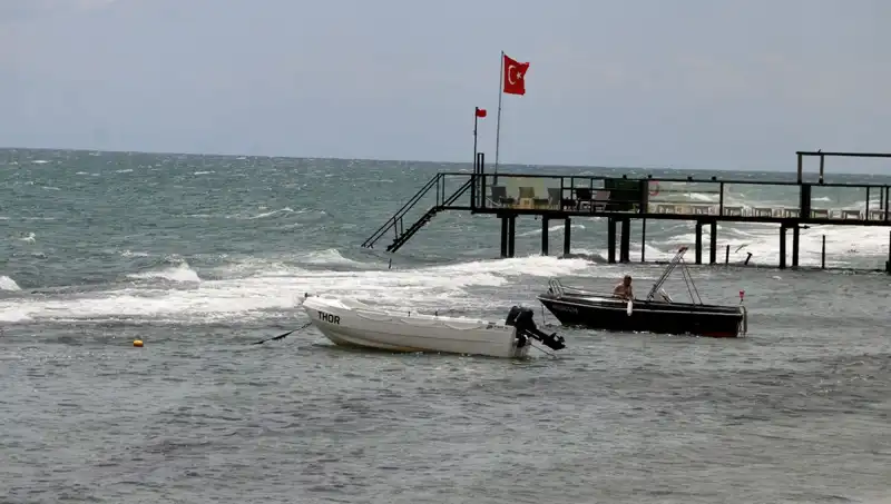 Poyrazın Gücüyle Denize Girmek Yasaklandı: Neler Oluyor?
