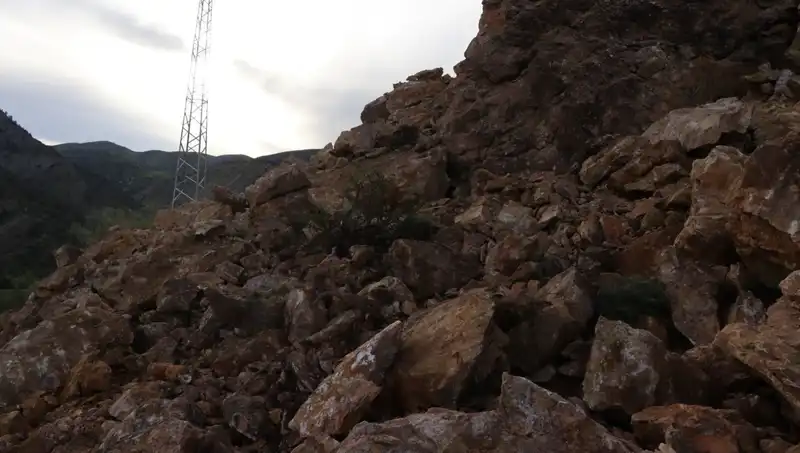Erzurum'da Dev Heyelan: Dağlardan Kopan Kayalar Yolu Kapattı