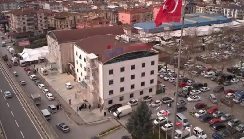 Özel Hastane Deprem Mührüyle Güvenliği Artırdı: Perde Betonları Neden Kesildi?