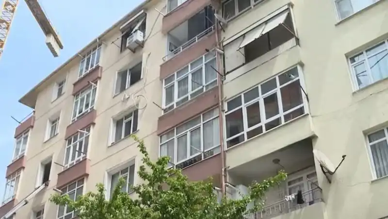İstanbul'da Kolonları Patlayan 96 Dairelik Sitede Tahliye Süreci Başladı