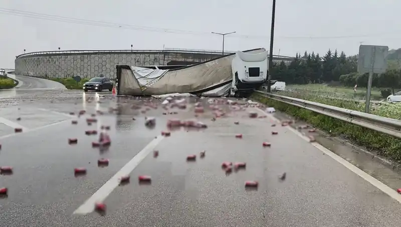 TIR Devrildi, Yol Üstü İçkiler Kaza Sonrası Saçıldı!