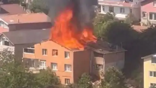 İstanbul'da Yangın Paniği: Dört Kişi Hayat Tehlikesiyle Karşı Karşıya Kaldı