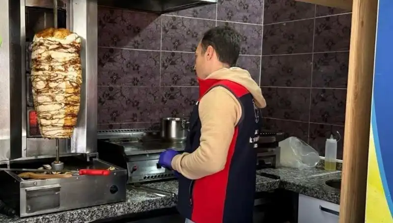 Tavuk Döner Alarmı: İşletmelere Baskınlar ve Gıda Güvenliği Krizi