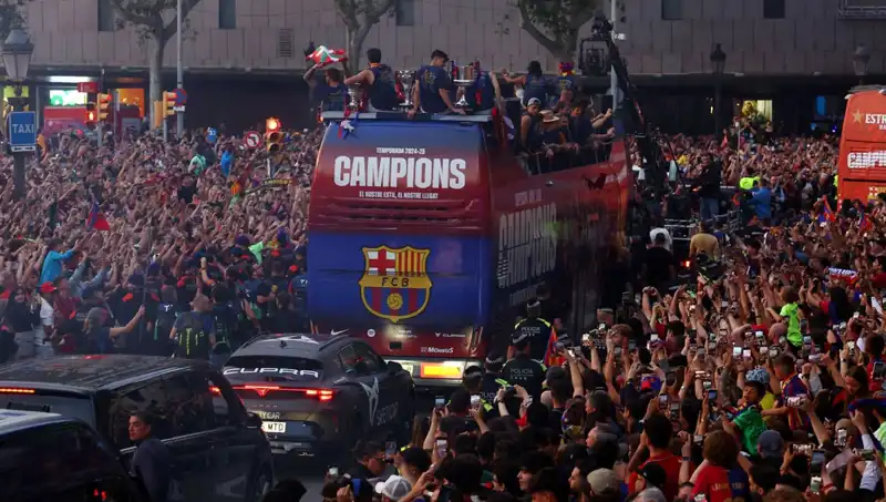 Barcelona Futbol Takımı Taraftarlarıyla Unutulmaz Bir Buluşma Gerçekleştirdi